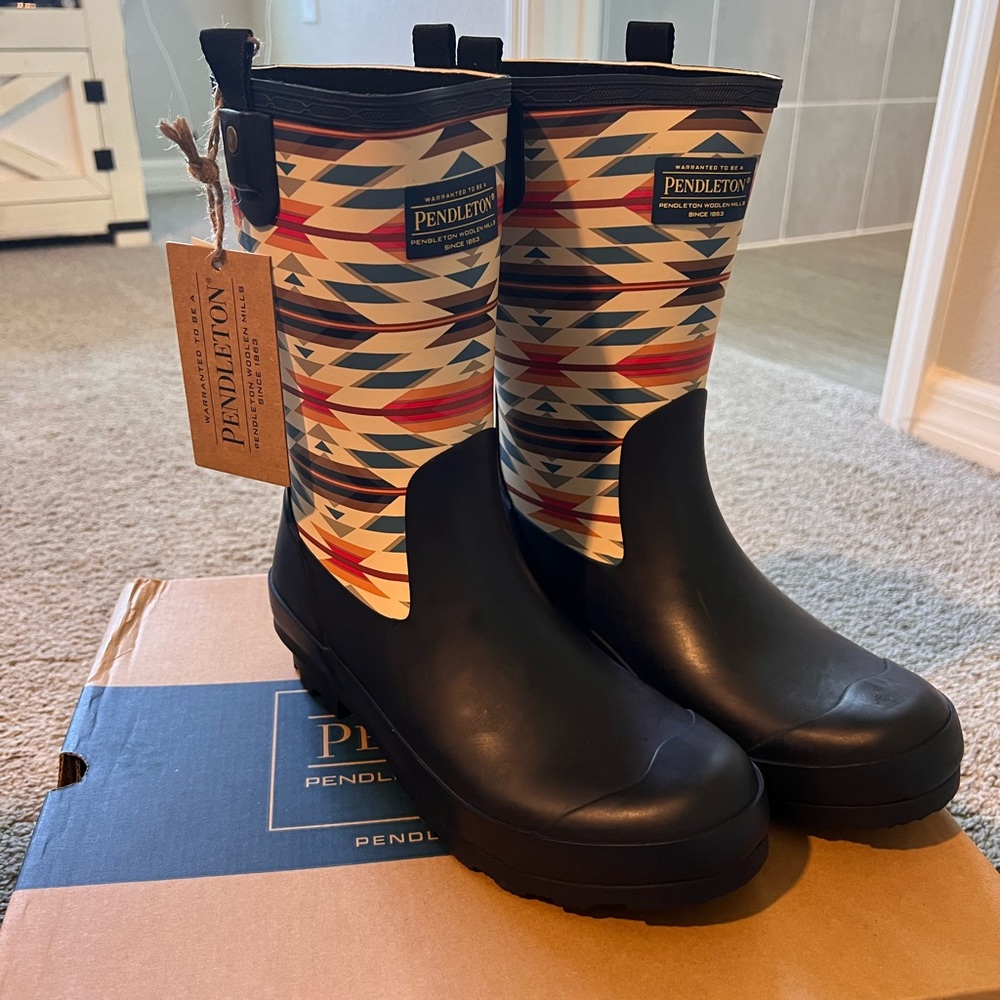 Women’s size 9 NWT Pendleton Rain boots.